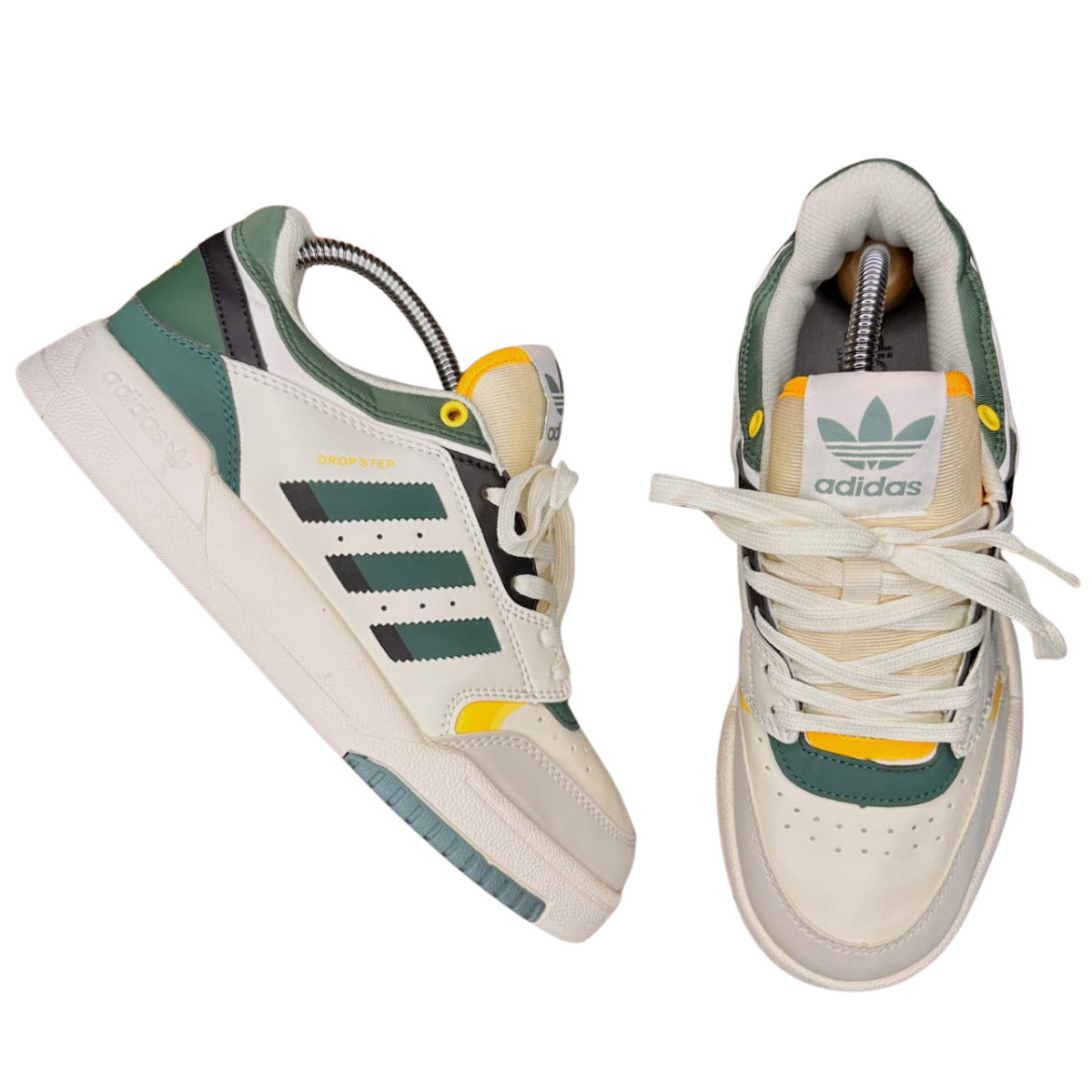 ADIDAS DROP STEP HOMBRE. Los ADIDAS DROP STEP HOMBRE son el calzado perfecto para quienes buscan un estilo clásico con un toque moderno. Inspirados en los modelos de baloncesto de los años 80, estos tenis combinan un diseño retro con la tecnología y comodidad de hoy. En Onlineshoppingcenterg, encontrarás todo lo que necesitas saber para elegir y comprar el par ideal.  ¿Qué Hace Especiales a los Adidas Drop Step Hombre? Los Adidas Drop Step Hombre destacan por su durabilidad y estilo versátil. Su diseño está pensado para ofrecer soporte y comodidad en cada paso. Además, estos tenis son perfectos para cualquier ocasión, ya sea para un look casual o para darle un toque deportivo a tu outfit.  Características Clave de los Adidas Drop Step Low Hombre Comodidad y Soporte: Gracias a su entresuela acolchada, los Adidas Drop Step Low Hombre proporcionan un excelente soporte para tus pies, ideal para caminar durante todo el día. Estilo Retro: Con su silueta clásica y detalles modernos, estos tenis son perfectos para quienes buscan un estilo atemporal. Durabilidad: Fabricados con materiales de alta calidad, los Adidas Drop Step están diseñados para durar, incluso con uso constante. Variedad de Colores y Modelos En Onlineshoppingcenterg, ofrecemos una amplia gama de colores y modelos para que encuentres los Adidas Drop Step que mejor se adapten a tu estilo. Los más populares incluyen: